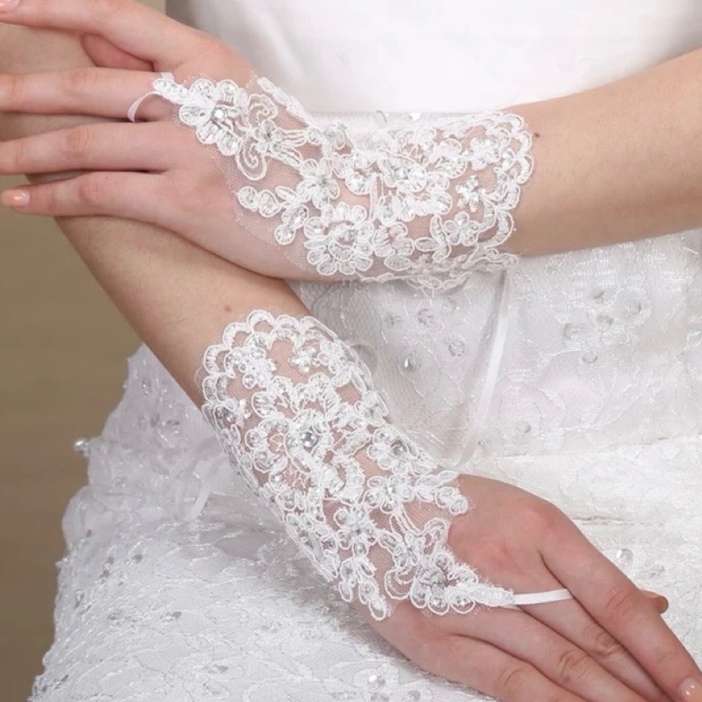2 Pairs Lace Gloves